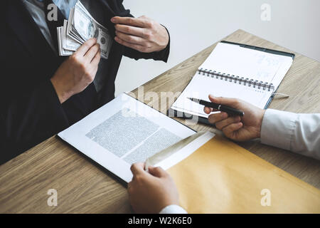Unehrlich in der Geschäftswelt zu betrügen illegal Geld, Geschäftsmann erhalten Schmiergeld in business Menschen Erfolg den Vertrag von Investitionen geben, Brib Stockfoto