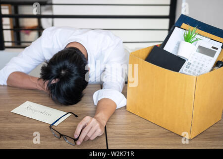 Betonte Geschäftsmann wird Resignation und packen Sachen unternehmen und Dateien in Braun Karton, Änderung und Rücktritt von der Arbeit anhand von quantitativen Simulatio Stockfoto