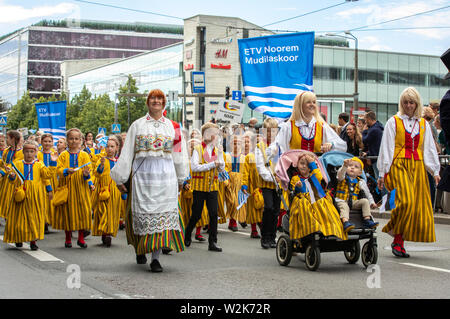 Tallinn, Estland, 6. Juli, 2019: die Menschen in traditioneller Kleidung in den Straßen von Tallinn. Stockfoto