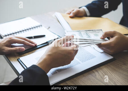 Unehrlich in der Geschäftswelt zu betrügen illegal Geld, Business Mann, der Bestechungsgelder im Geschäft Menschen Erfolg den Vertrag von Investitionen geben, Brib Stockfoto