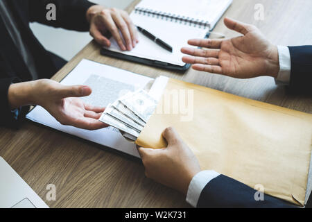 Unehrlich in der Geschäftswelt zu betrügen illegal Geld, Business Mann, der Bestechungsgelder im Geschäft Leute Vertrags von Investitionen Abkommen anzunehmen, Brib Stockfoto