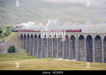 Der Flying Scotsman Kreuzung Ribblehead Viadukt, 'gebunden' auf die Settle Carlisle Railway, Yorkshire Dales National Park, Yorkshire, England, Großbritannien Stockfoto