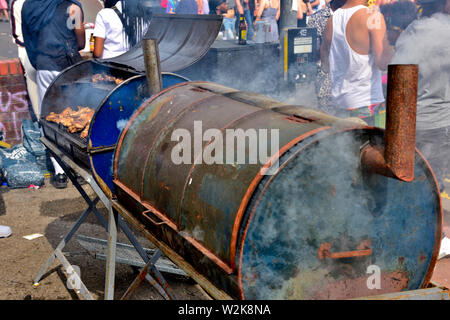 Grillen Huhn Stücke auf Öl Grill an der Bristol St Pauls festival Drum Stockfoto