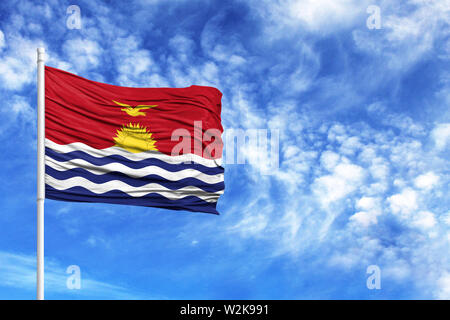 Nationalflagge von Kiribati an einem Fahnenmast vor blauem Himmel Stockfoto