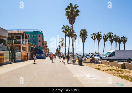 VENICE Beach, Kalifornien, USA - 10. April 2019: Strandpromenade mit Palmen an einem sonnigen Tag in Los Angeles, Kalifornien, USA Stockfoto