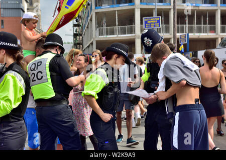 Polizei, Mann und Frau, Mann mit Karte und Wegbeschreibung auf der Karte, Großbritannien Stockfoto