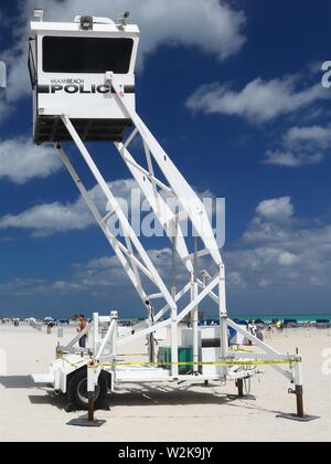 Erhöhte Polizeistation, um den Strand zu prüfen. Stockfoto