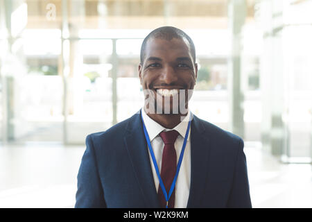 Reifen afrikanisch-amerikanischer Mann steht im Konferenzraum, lächelnd in die Kamera Stockfoto