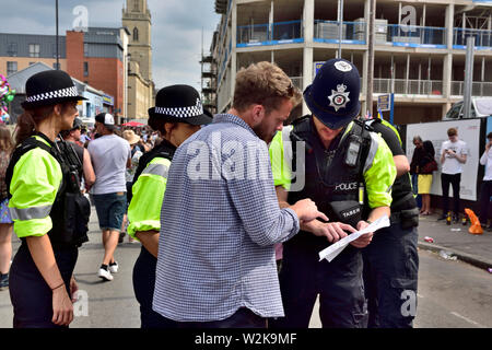 Die Polizei hilft Mann mit Karte und Wegbeschreibung Stockfoto