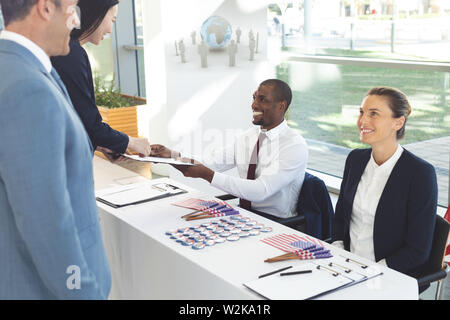 Zwei verschiedene Geschäftsleute im Gespräch mit Personalberater Stockfoto