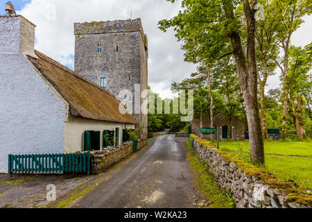 Thoor Ballylee Schloss oder Yeats Turm gebaut 15. oder 16. Jahrhundert in der Dichter William Butler Yeats in der Stadt gelebt, wenn gort County Galway Irland Stockfoto