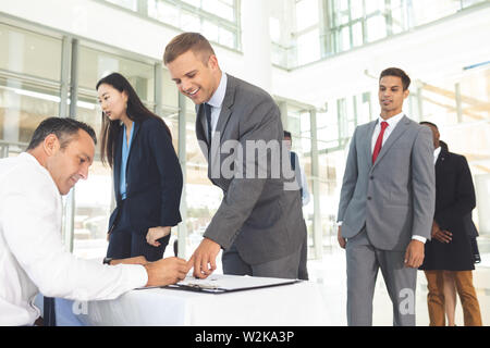 Gruppe von vielfältigen Geschäft Leute in der Schlange für die Registrierung Stockfoto