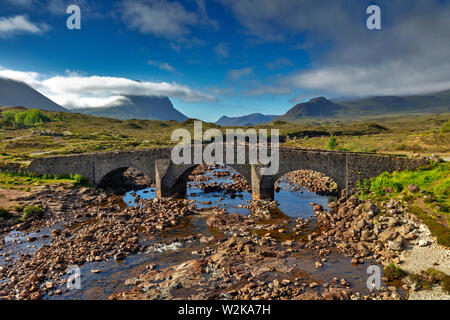 Alte steinerne Brücke, Sligachan, Cuillin Hills, Isle Of Skye, innere Hebriden, Schottland, Vereinigtes Königreich Stockfoto