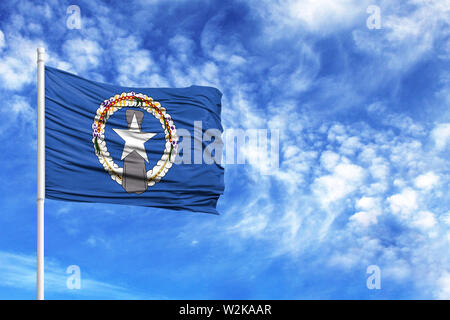 Nationalflagge von Nördliche Marianen an einem Fahnenmast vor blauem Himmel Stockfoto