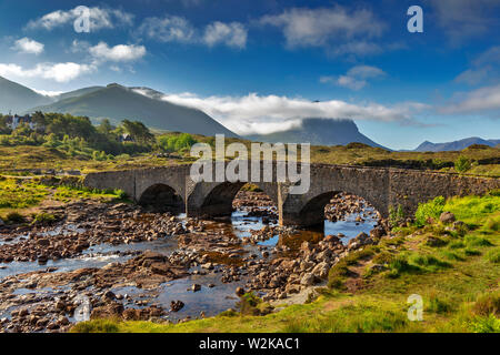 Alte steinerne Brücke, Sligachan, Cuillin Hills, Isle Of Skye, innere Hebriden, Schottland, Vereinigtes Königreich Stockfoto