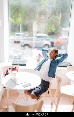 Müde. Handsome Man berührt den Hals am Tisch im Cafe sitzen Stockfoto