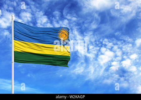 Nationalflagge von Ruanda auf einem Fahnenmast vor blauem Himmel Stockfoto