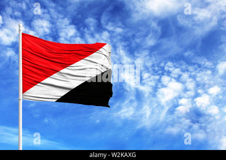 Nationalflagge von Sealand, Fürstentum an einem Fahnenmast vor blauem Himmel Stockfoto