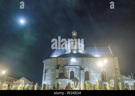 Die schöne mittelalterliche Kirche in Agios Mirano in der Nacht Licht und Nebel Stockfoto