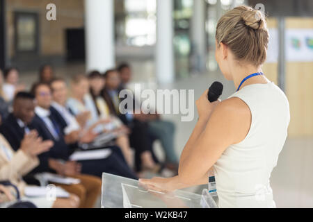 Kaukasische Geschäftsfrau, einer Rede im Konferenzraum Stockfoto