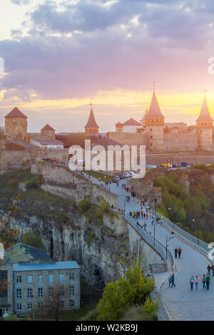 Kamyanets-Podilsky, Ukraine - 26. Mai 2014: Blick auf das Schloss in Kamjanez-podilskyj am Abend. Die Ukraine Stockfoto