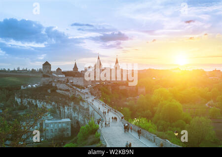 Kamyanets-Podilsky, Ukraine - 26. Mai 2014: Blick auf das Schloss in Kamjanez-podilskyj am Abend. Die Ukraine Stockfoto