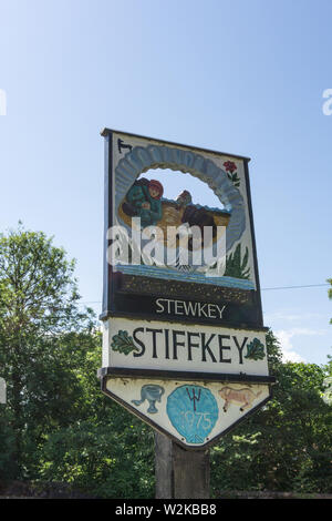 Malte aus Holz geschnitzte Zeichen für das Dorf Stiffkey, North Norfolk, Großbritannien Stockfoto