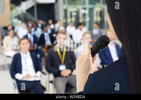 Junge Geschäftsfrau, Rede in Konferenzraum Stockfoto