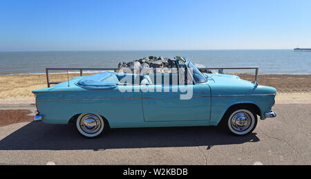 Classic Light Blue Hillman Super Minx Motor Auto geparkt auf der Strandpromenade. Stockfoto