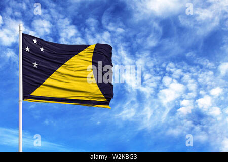 Nationalflagge von Tokelau an einem Fahnenmast vor blauem Himmel Stockfoto