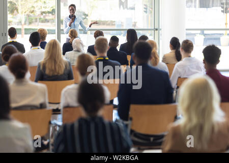 Junge afrikanische amerikanische Geschäftsfrau, Rede und die Beantwortung von Fragen in Konferenzraum Stockfoto