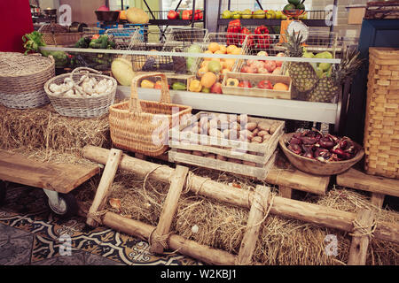 Auswahl an frischem Obst und Gemüse in Kisten Stockfoto