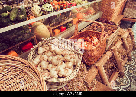 Auswahl an frischem Obst und Gemüse in Kisten Stockfoto