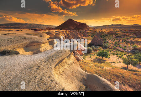 Einzigartige geologische Formationen in Kappadokien, Zentralanatolien, Türkei. Kappadokischen Region mit seinem Tal, Canyon, Hügeln zwischen den vulkanischen Berge Erciyes, Melendiz und Hasan entfernt. Stockfoto