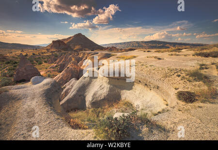 Einzigartige geologische Formationen in Kappadokien, Zentralanatolien, Türkei. Kappadokischen Region mit seinem Tal, Canyon, Hügeln zwischen den vulkanischen Berge Erciyes, Melendiz und Hasan entfernt. Stockfoto