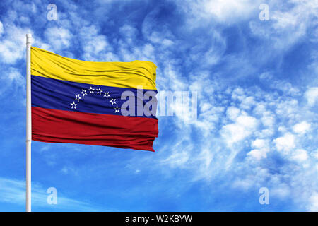 Nationalflagge von Venezuela an einem Fahnenmast vor blauem Himmel Stockfoto