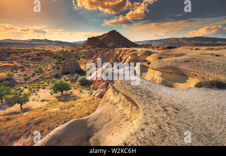 Einzigartige geologische Formationen in Kappadokien, Zentralanatolien, Türkei. Kappadokischen Region mit seinem Tal, Canyon, Hügeln zwischen den vulkanischen Berge Erciyes, Melendiz und Hasan entfernt. Stockfoto