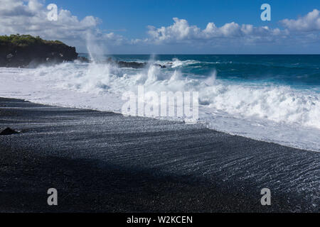 Wellen auf Pebble Beach, South Kona Hawaii Stockfoto