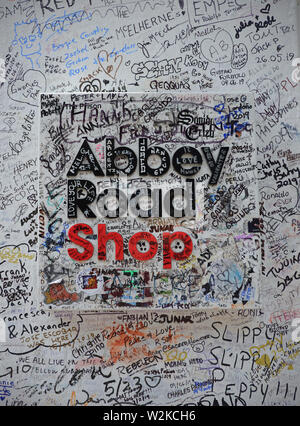 Graffiti bedeckt Abbey Road Shop anmelden. Stockfoto