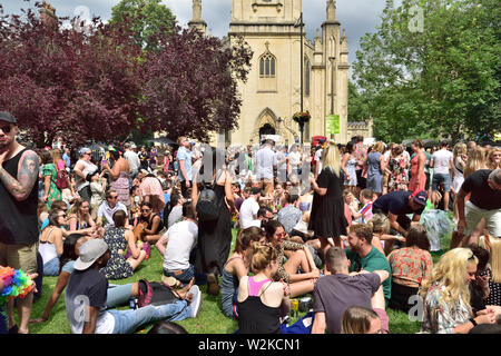 Menschen jeden Alters im Sitzen, im Stehen "Hängende über "im Summer Bristol St Pauls Karneval, Portland Square, Großbritannien Stockfoto