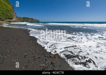 Schwarzer Sandstrand an Pololu, Hawaii Stockfoto