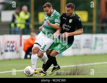 Die neuen Heiligen' Jon Routledge und Feronikeli's Albert Dabiqaj während der Champions League qualifizieren, erste Runde im Park Hall, Oswestry. Stockfoto