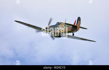 Hawker Hurricane Mk. Ich 'P 3717' (G-HITT) Airborne am Shuttleworth Militar Airshow am 7. Juli 2019 Stockfoto