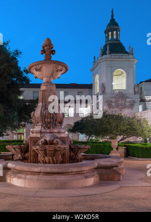 Der Innenhof des Rathauses von Pasadena zeigt den Brunnen und einen der kleineren Türme. Gezeigt in der Stadt Pasadena, Kalifornien, in der Abenddämmerung. Stockfoto