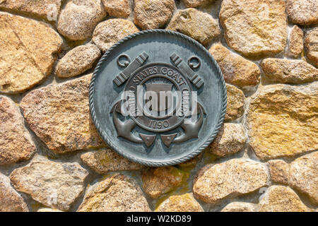 United States Coast Guard Messing emblem Plakette auf Stein Wand an den nationalen Friedhof von Bourne Cape Cod Massachusetts, USA Stockfoto