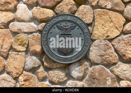 Vereinigte Staaten Abteilung der Luftwaffe Messing emblem Plakette auf Stein Wand an National Cemetery in Bourne, Cape Cod Massachusetts Stockfoto