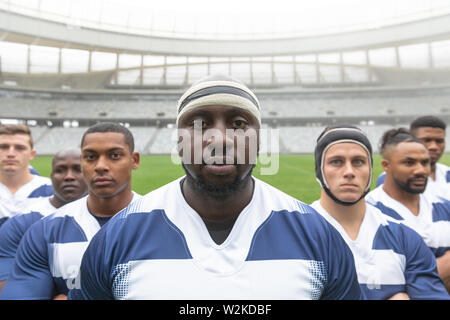 Gruppe von verschiedenen männlichen Rugby Spieler gemeinsam im Stadion Stockfoto