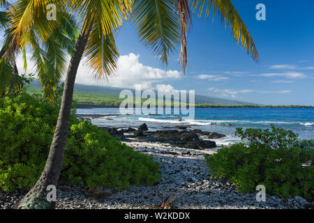 Shoreline in Pu'uhonua O Honaunau NP in South Kona, Hawaii mit Mauna Loa entfernten Stockfoto