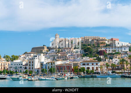 22.Juni 2019 - Ibiza, Spanien. Malerische Altstadt Dalt Vila Eivissa mit der Kathedrale Santa Maria d'Eivissa auf der Oberseite gebaut. Der Blick auf den Jachthafen und ol Stockfoto