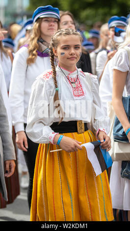 Tallinn, Estland, 6. Juli, 2019: die Menschen in traditioneller Kleidung in den Straßen von Tallinn. Stockfoto